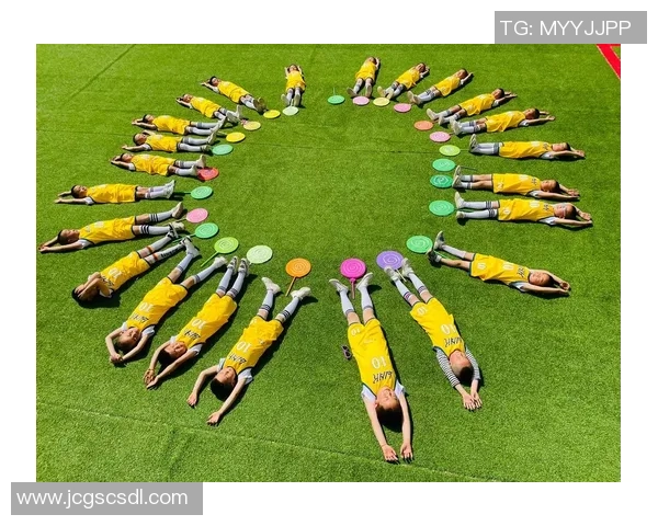 女生在足球场展现青春活力的拍照姿势与创意分享 女生在足球场展现青春活力的拍照姿势与创意分享