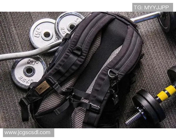 时尚运动必备足球背包双肩设计让你轻松携带装备尽享球场乐趣