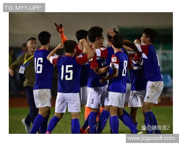 闪电袭击赛场足球比赛中的意外瞬间与运动员的勇敢反应 闪电袭击赛场足球比赛中的意外瞬间与运动员的勇敢反应